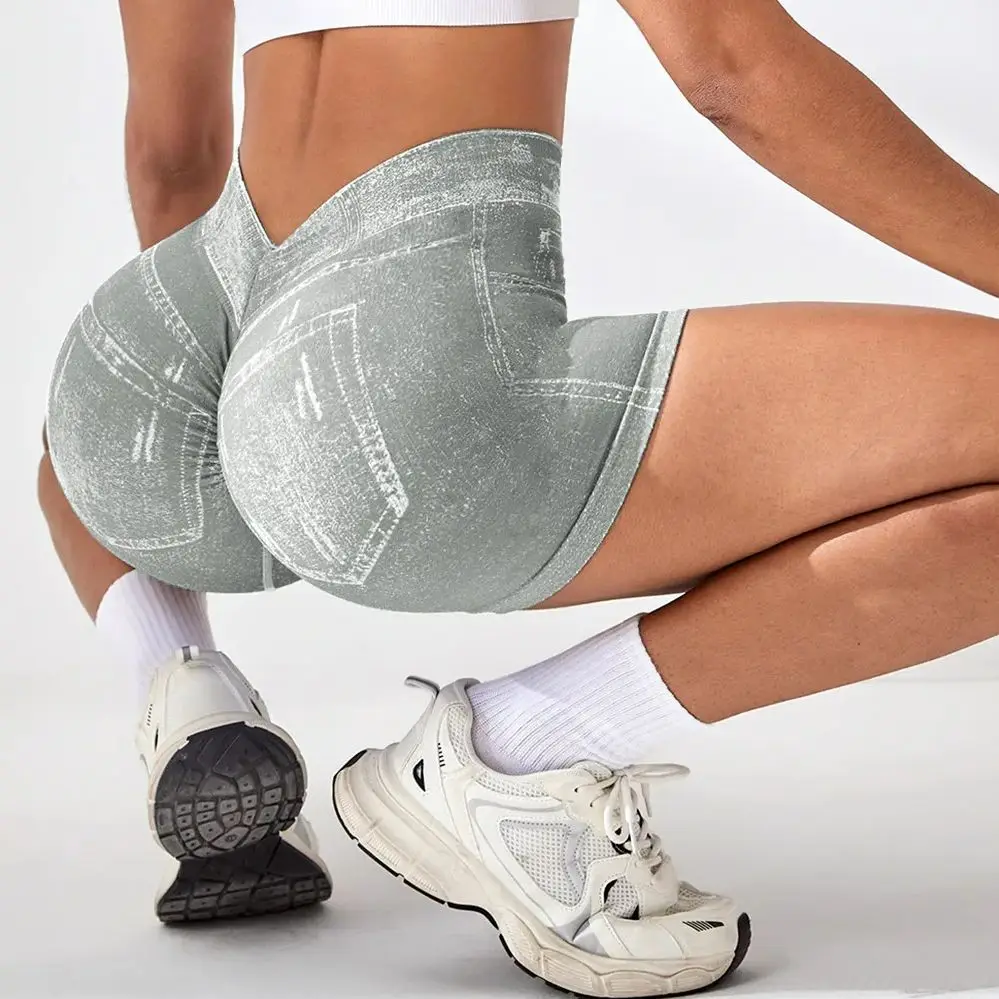 Рисунок 5 - Женские шорты с V-образным вырезом на спине