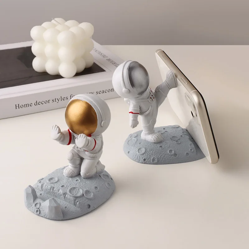 Popular Home Furnishings Astronaut Hand Made Mobile Phone IPad Flat Base Bracket Wholesale Phone Holder