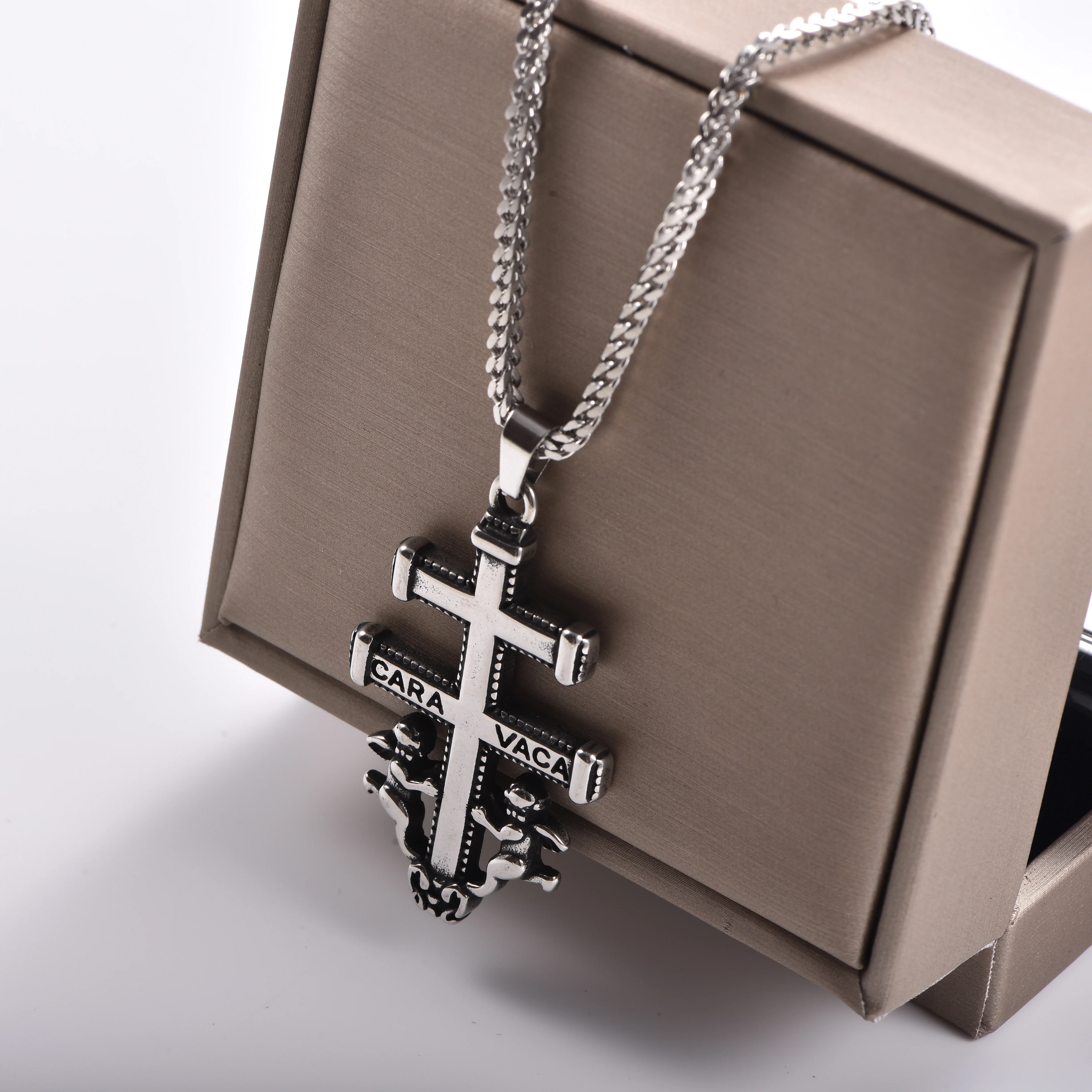 Edelstahl-Kreuzanhänger Vintage Jesus-Kruzifix-Charm mit Gravierten Engeln Religiöser Schmuck für Männer und Frauen – Detail 2