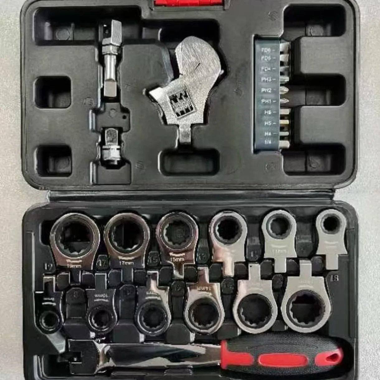 

Портативный набор из 26 сменных трещоточных ключей с поворотной головкой, 180 градусов ° Вращающийся зубчатый механизм с трещоткой