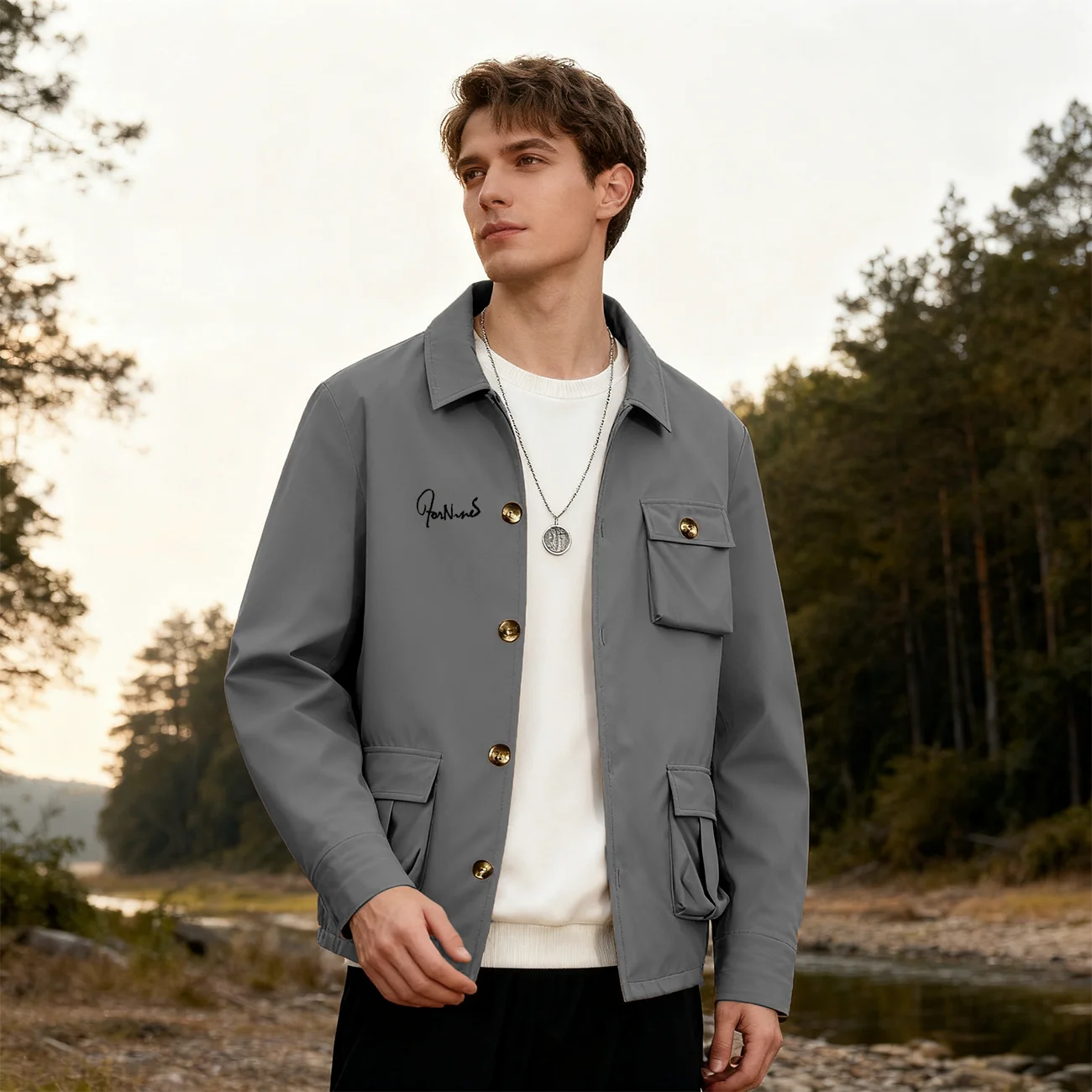 

The new men's solid-color printed jacket has a simple workwear-style pocket design.