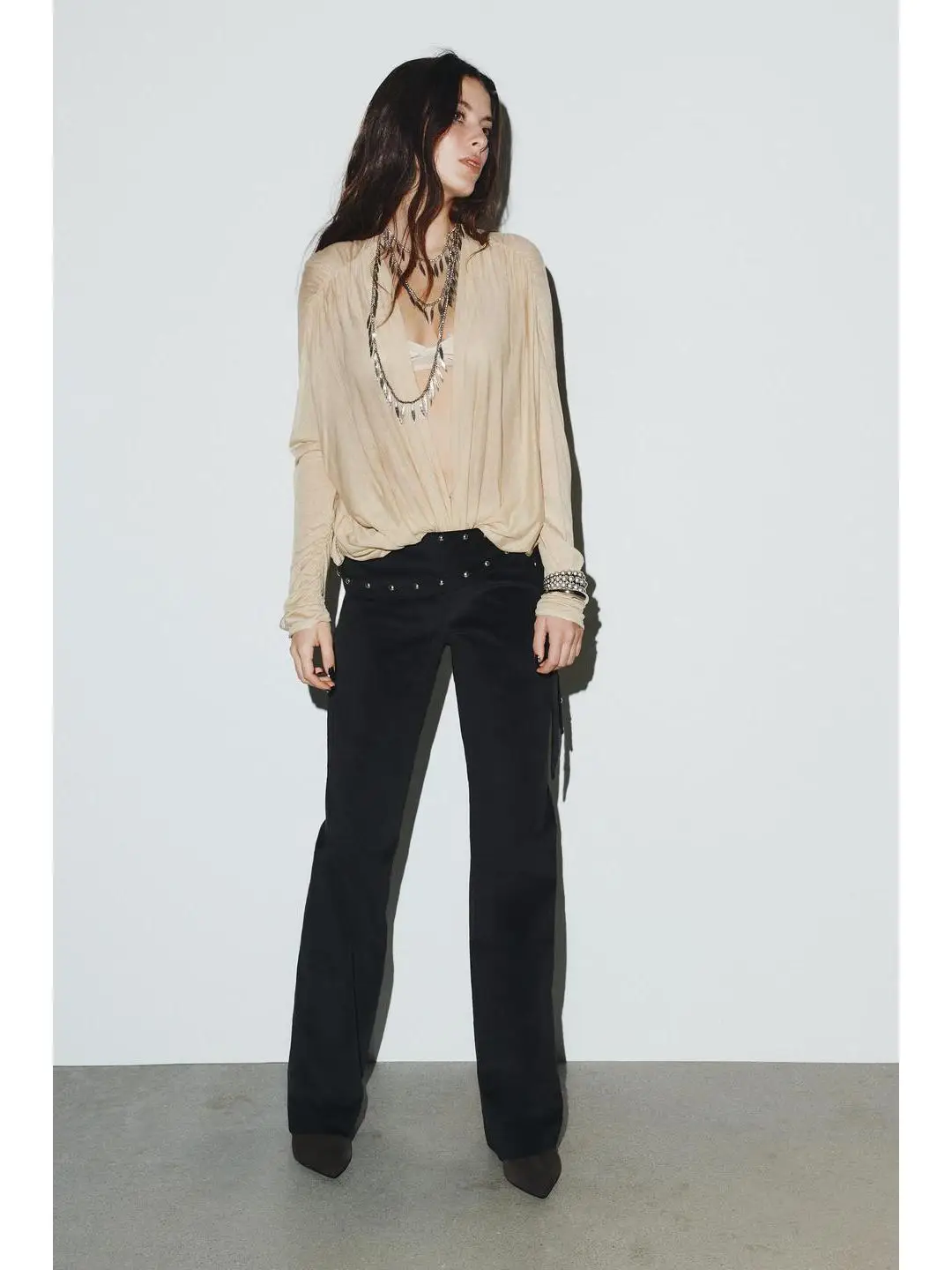 Luźna bluzka damska z głębokim dekoltem w serek, plisowanymi detalami, oddychająca, uniwersalna, idealna na jesień...