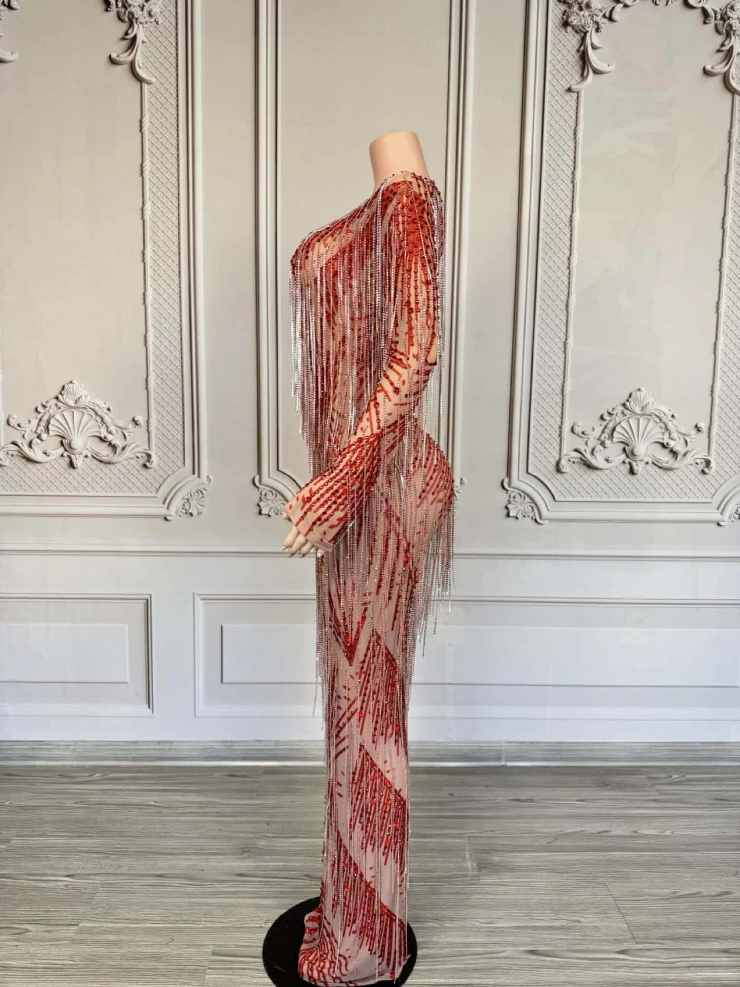 ชุดเดรสพู่ห้อยประดับคริสตัลสีแดง ผ้าตาข่ายซีทรู ไหล่ประดับดอกไม้ 3 มิติ สำหรับผู้หญิงสวยสง่า เหมาะสำหรับงานพิธีการหรืองานเดินแบบบนพรมแดง