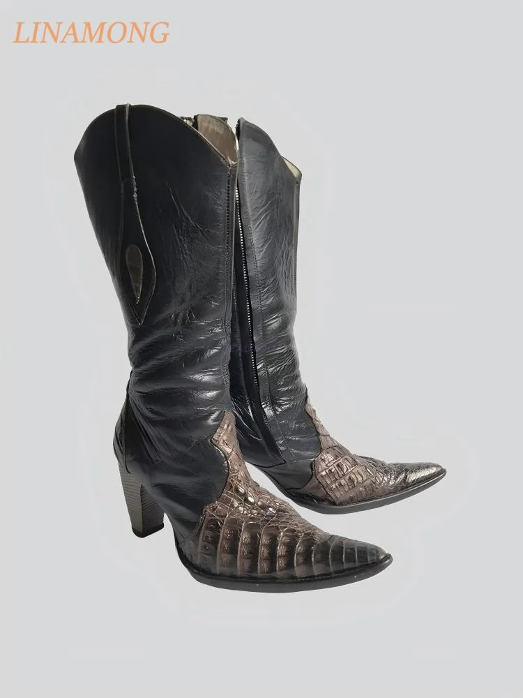 Botas vaqueras de media caña con textura dual, puntera estampada, caña de cuero arrugado suave y recortes laterales, con punta afilada.
