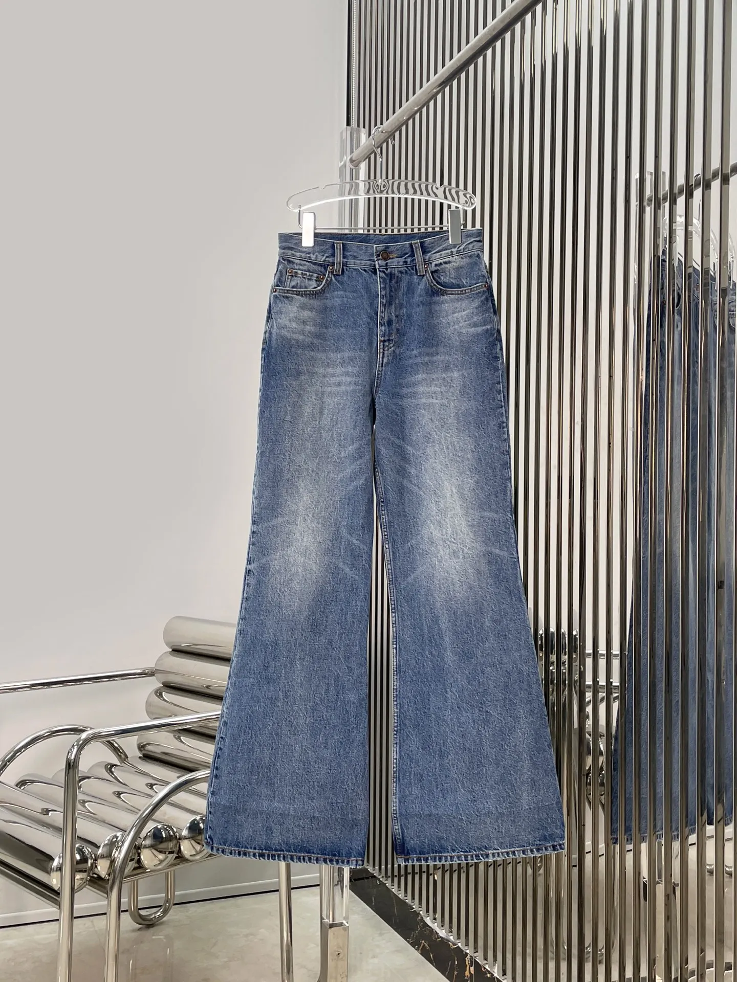 

Retro Blue High Waist Wide Leg Flared Jeans Women's Faionable Casual Slimming Denim Pants Classic Button Closure Loose Fit