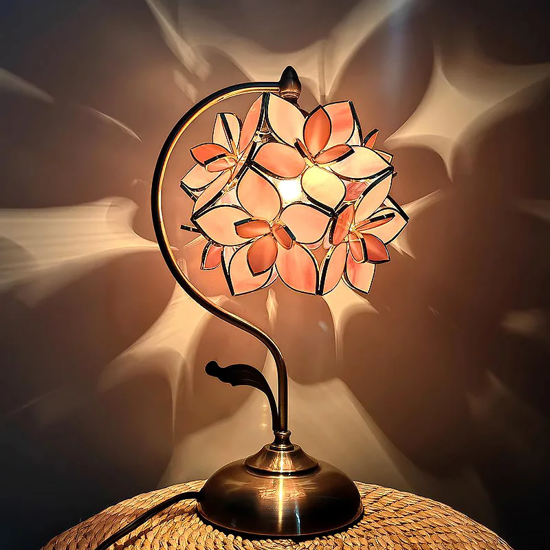 Elegant and beautiful, warm and light luxury princess room bedroom bedside lamp