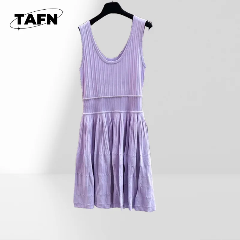 Sukienka kaszmirowa w stylu retro – luksusowy design na co dzień, ekskluzywna moda na lato, wzór na wiosnę.