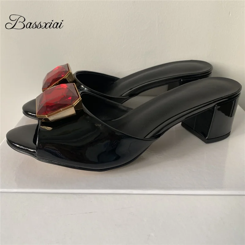 

Сандалии с пряжкой и большими бриллиантами и стразами, женские роскошные лакированные кожаные сандалии с босоножками на среднем каблуке, тонкая верхняя одежда, летняя обувь