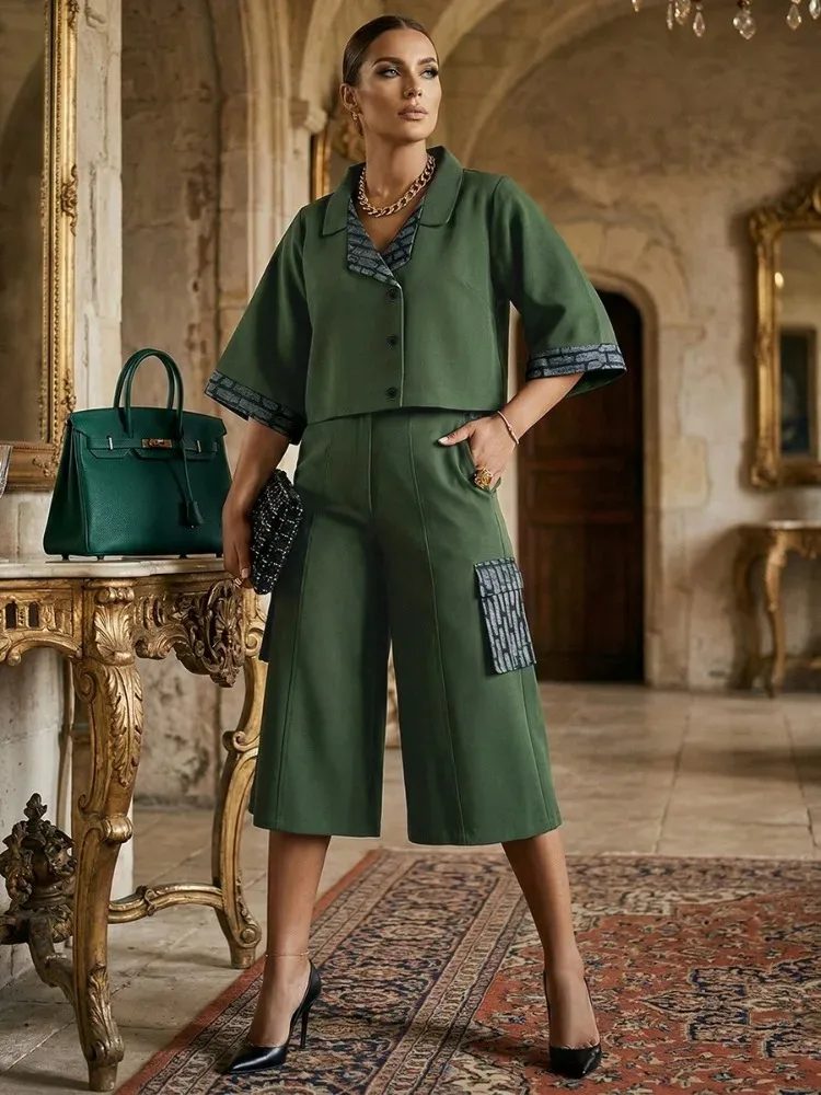 

Костюм UOOZEE для офиса: укороченная блузка с контрастным принтом и лацканами и брюки-капри с высокой талией и широкими штанинами, 2 предмета