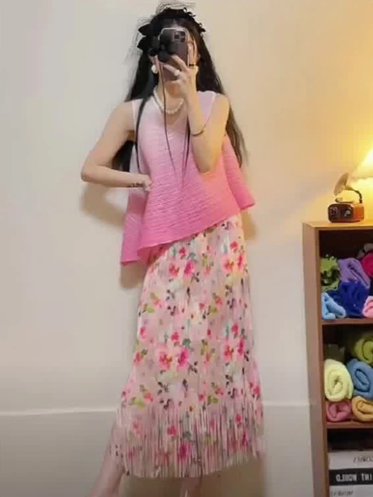 

Летний комплект из двух предметов для женщин: топ без рукавов с градиентным эффектом и прямая юбка-труба с цветочным принтом в повседневном стиле, простой дизайн.