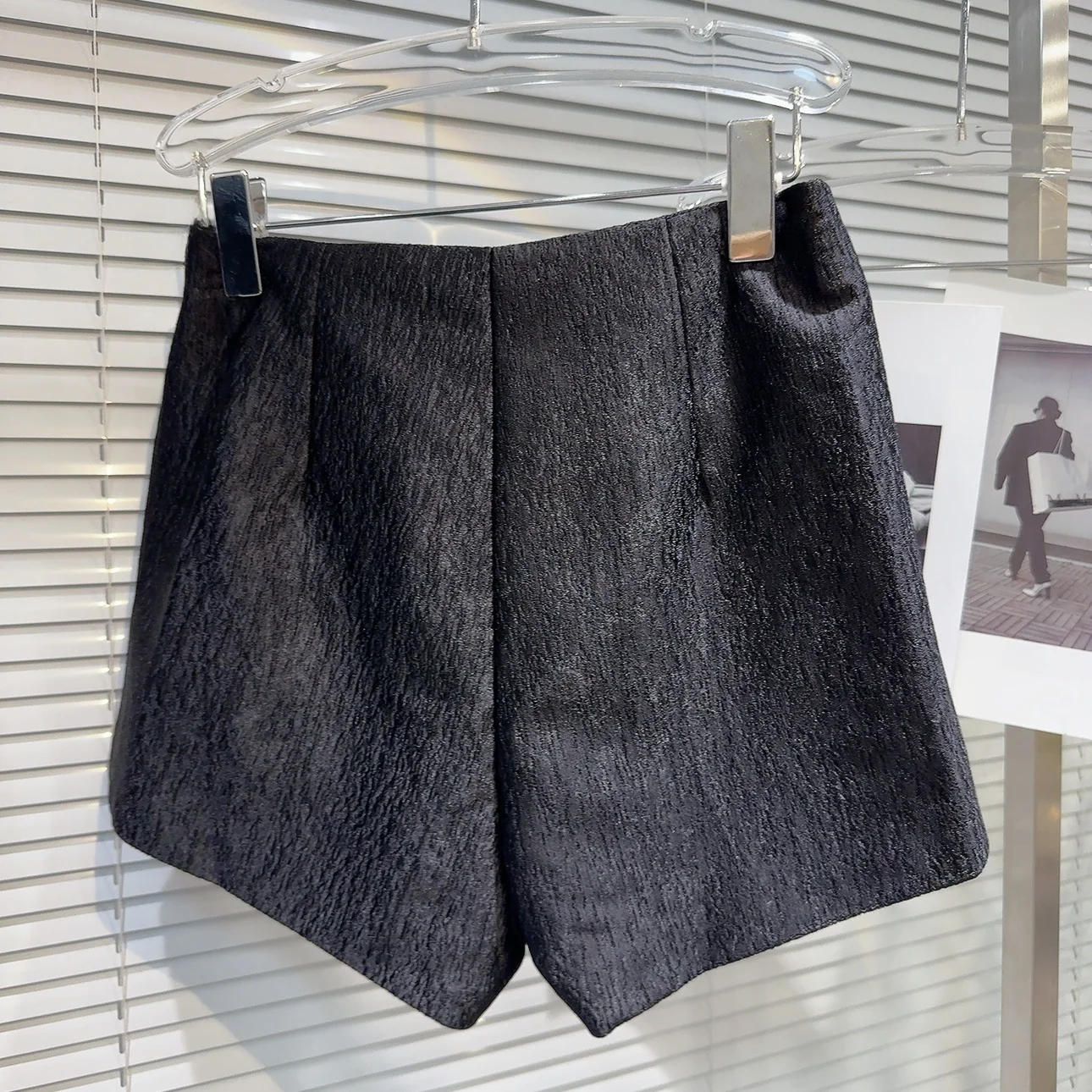 بنطلون نسائي عصري لربيع 2026 بلون واحد، بنطلون كاجوال قصير بجيوب ونسيج مميز، تصميم بسيط بطول ثلاثة أرباع