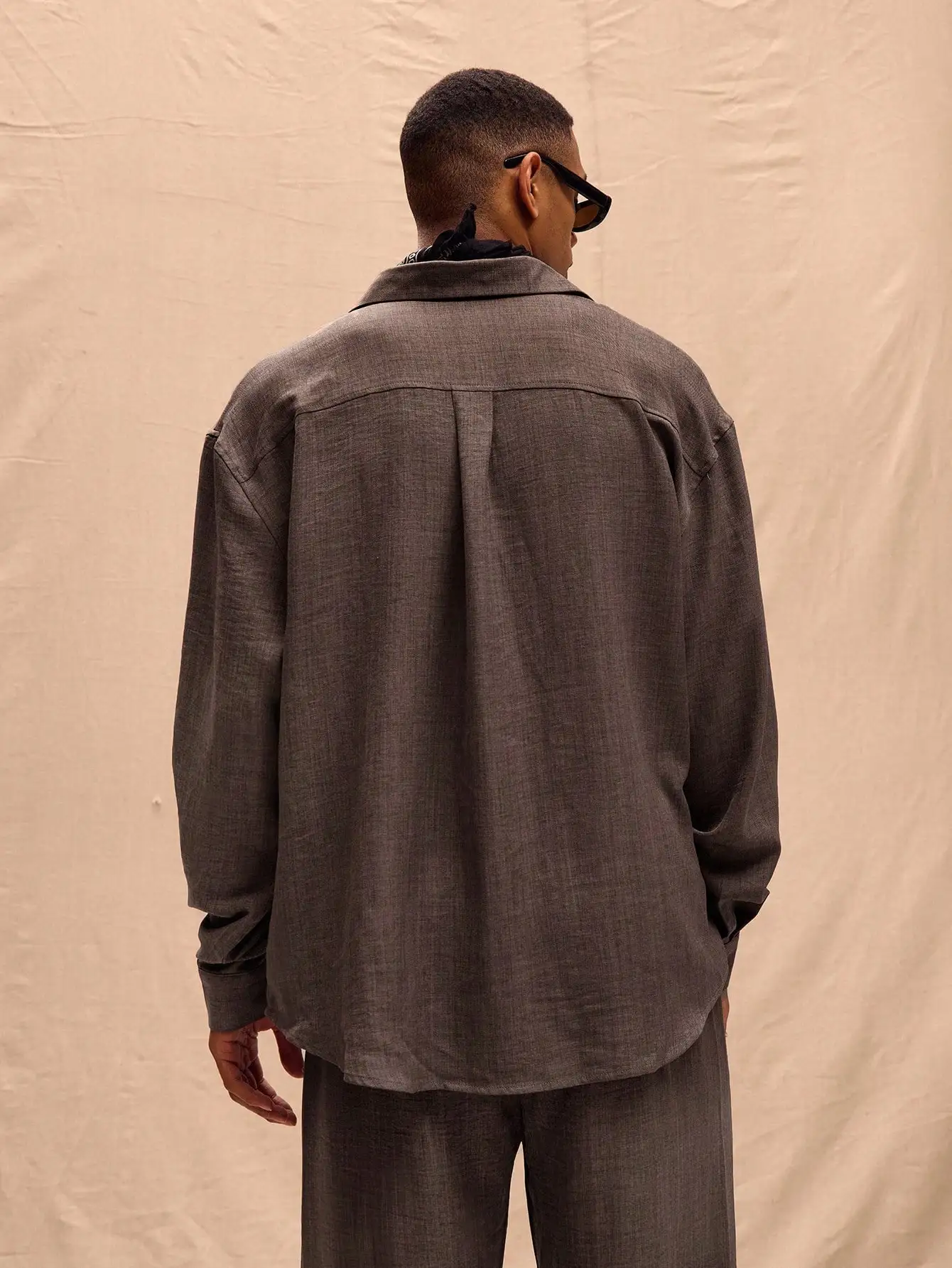 

Льняная рубашка оверсайз с длинным рукавом на пуговицах для весны и лета