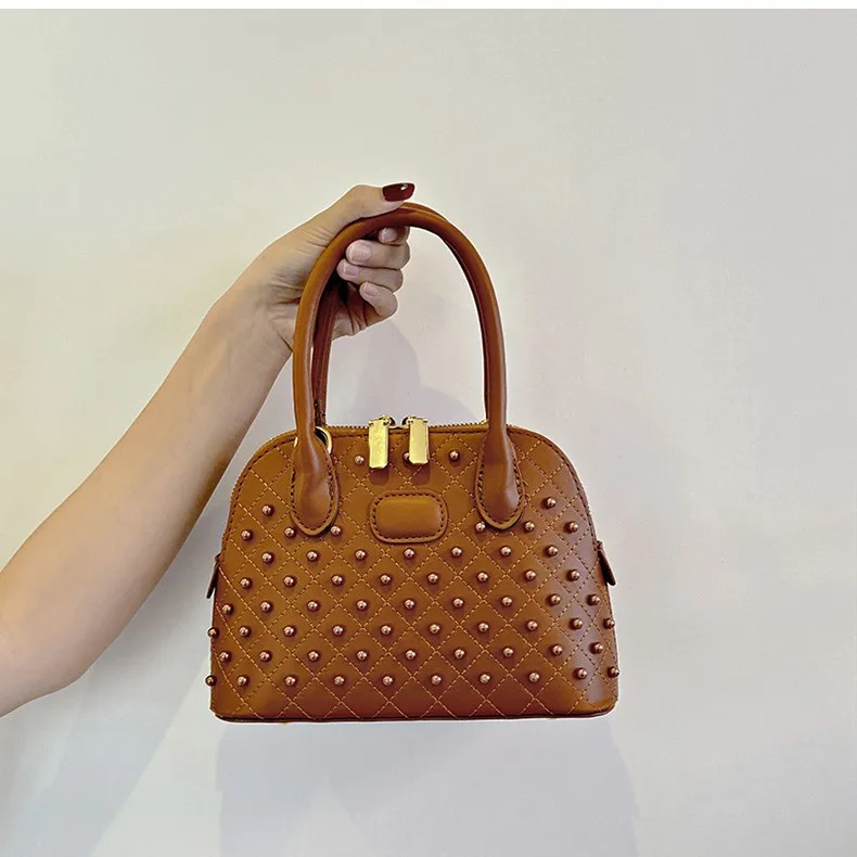 

Дизайнерская сумка-ракушка, новинка 2023 года, большая сумка через плечо с заклепками, кожаная модная повседневная универсальная сумка ​