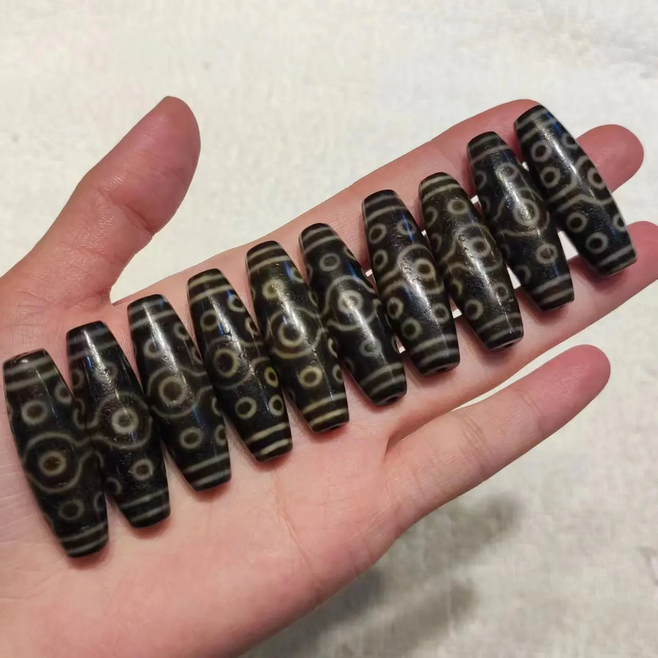 

1pcs/lot natural fifteen eyes pattern old agate dzi Black and white rare Weathered horseshoe lines Ethnography Handmade beads