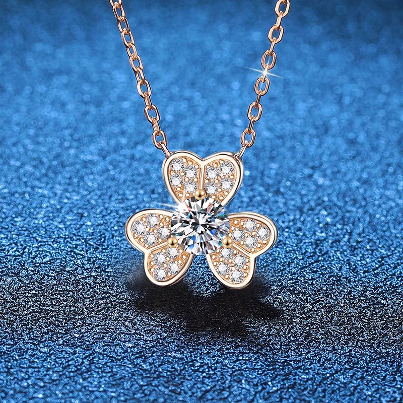

Platinum PT95018k Gold Necklace Women's Pendant Japanese and Korean Light Luxury Clover Pendant 0.5carat Moissanite Necklace