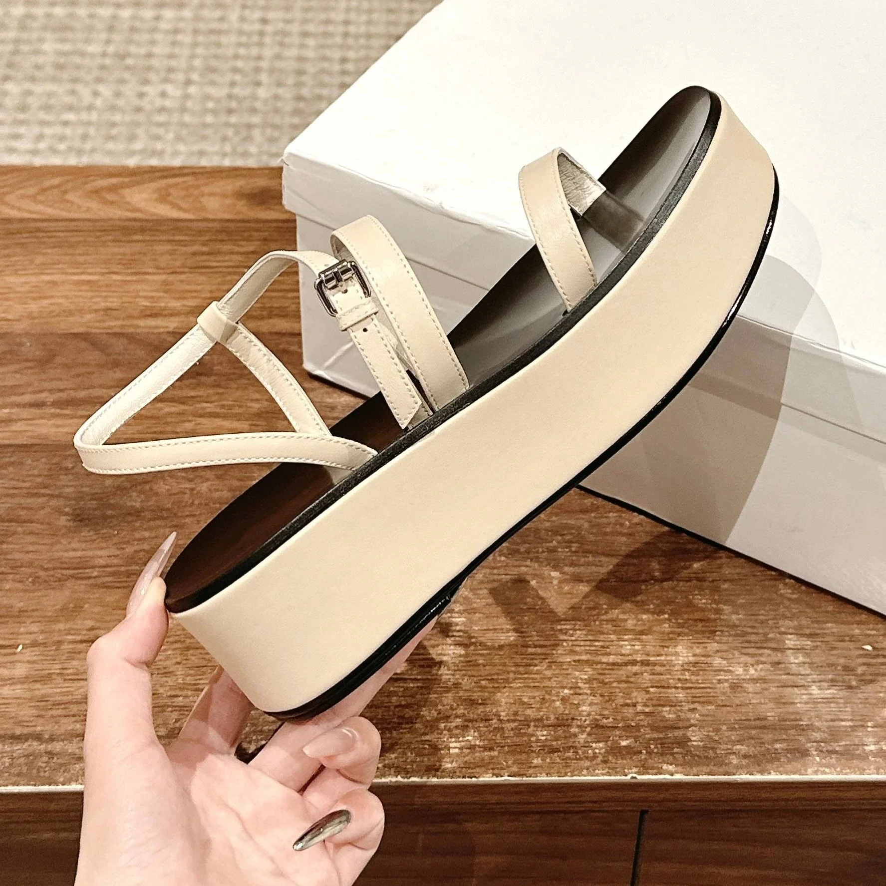 2025 FANGXITING أحدث الصيف جلد طبيعي المفتوحة تو سميكة وحيد مشبك حزام صناديل للنساء صنادل طراز جلاديتور أحذية مصعد