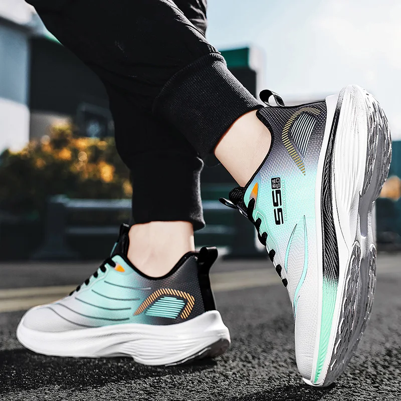أحذية رياضية جديدة خفيفة الوزن قابلة للتنفس للرجال، أحذية كاجوال سميكة القاع للاستخدام الخارجي، عصرية تناسب الجميع