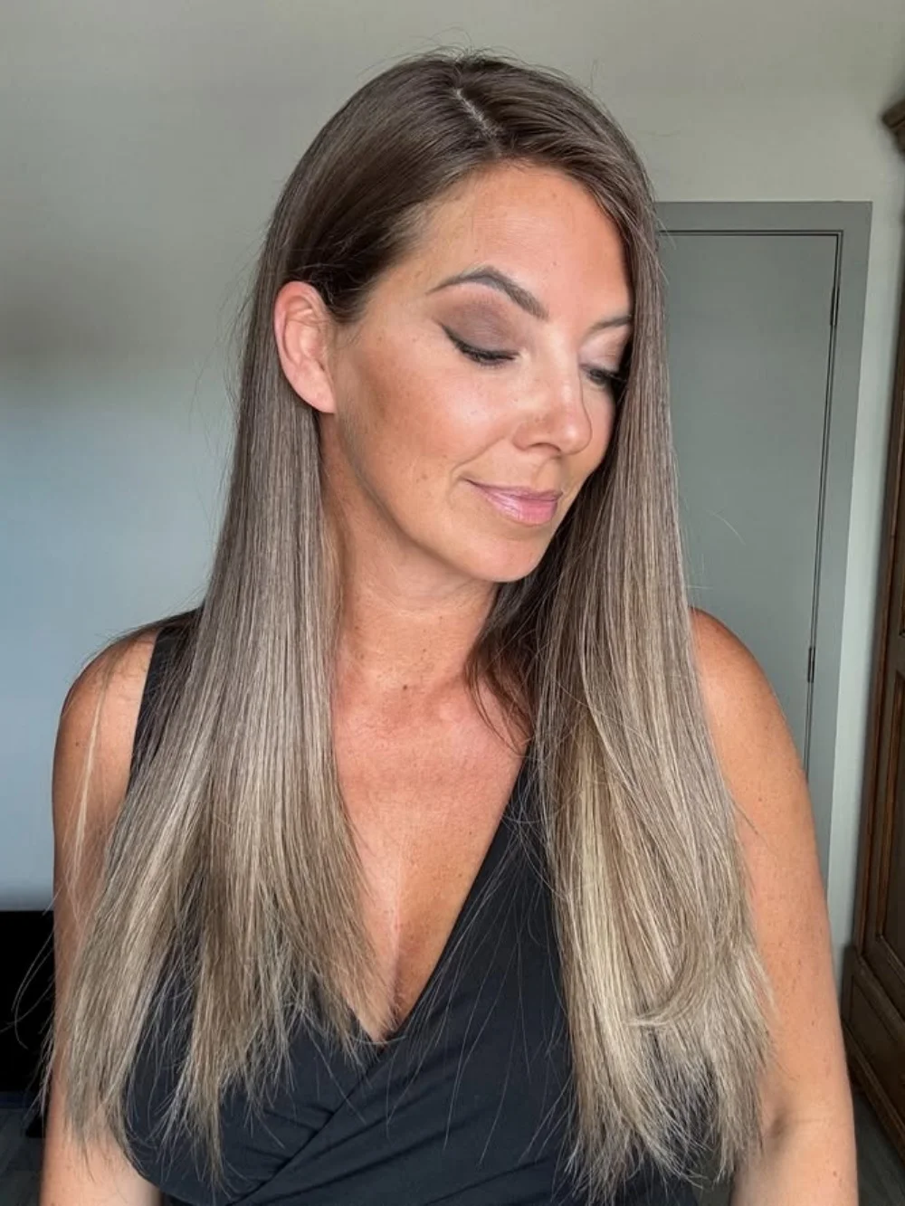 Brown Ash Blonde Synthetic Wig with Dark Roots for Women Long Layered Straight Glueless 13x4 Lace Front Wig Balayage Blonde