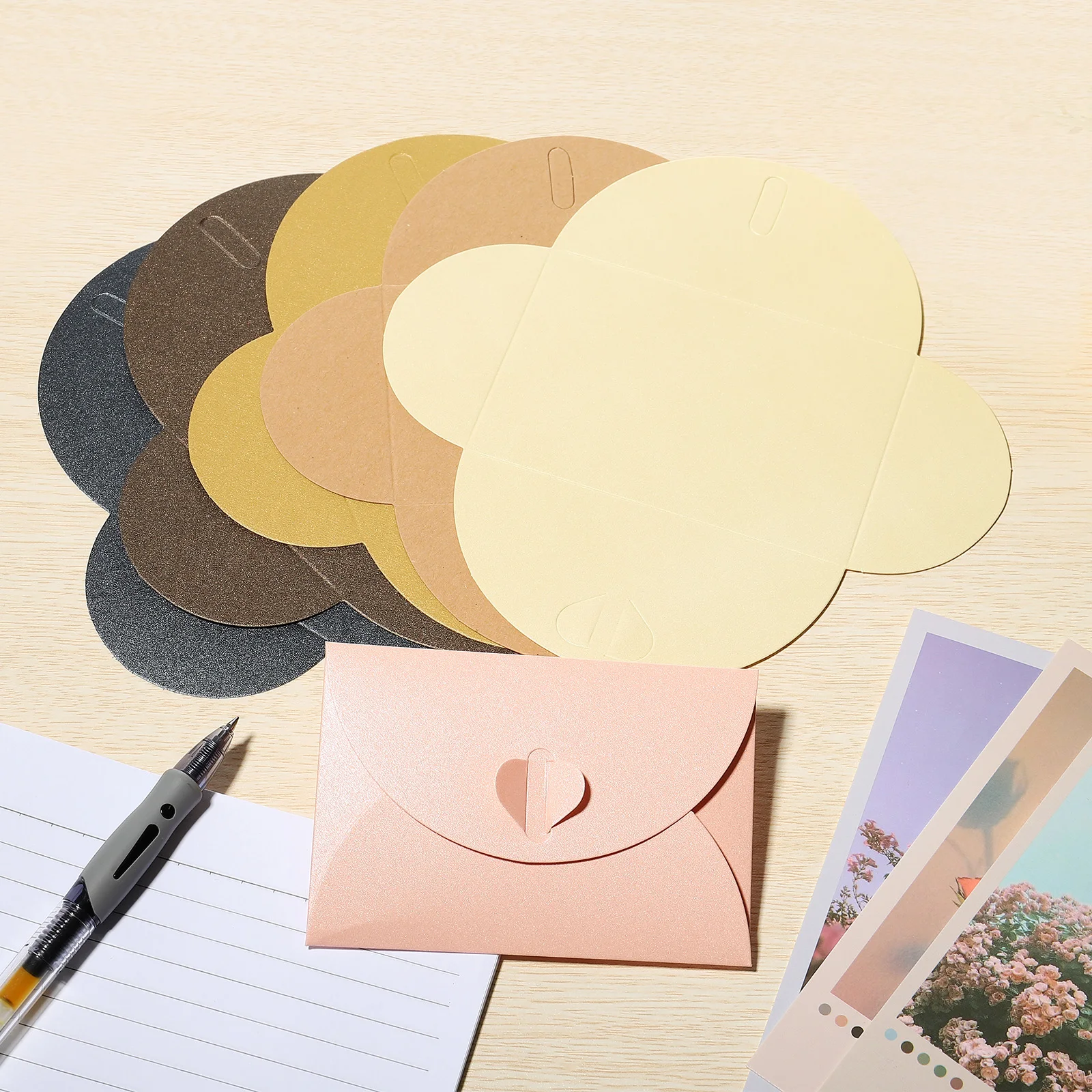 ซองจดหมายขนาดเล็ก 24 ชิ้น แบบมีตัวล็อคทรงหัวใจ สำหรับเก็บของชิ้นเล็กๆ น่ารัก เหมาะสำหรับใส่การ์ดของขวัญในงานแต่งงาน งานเลี้ยง สีน้ำตาล