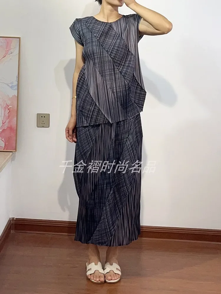 Miyake's damesset met geplooide plooien met een modieus ontwerp, een losse en afslankende top en een tweedelige rok Nieuwe zomer