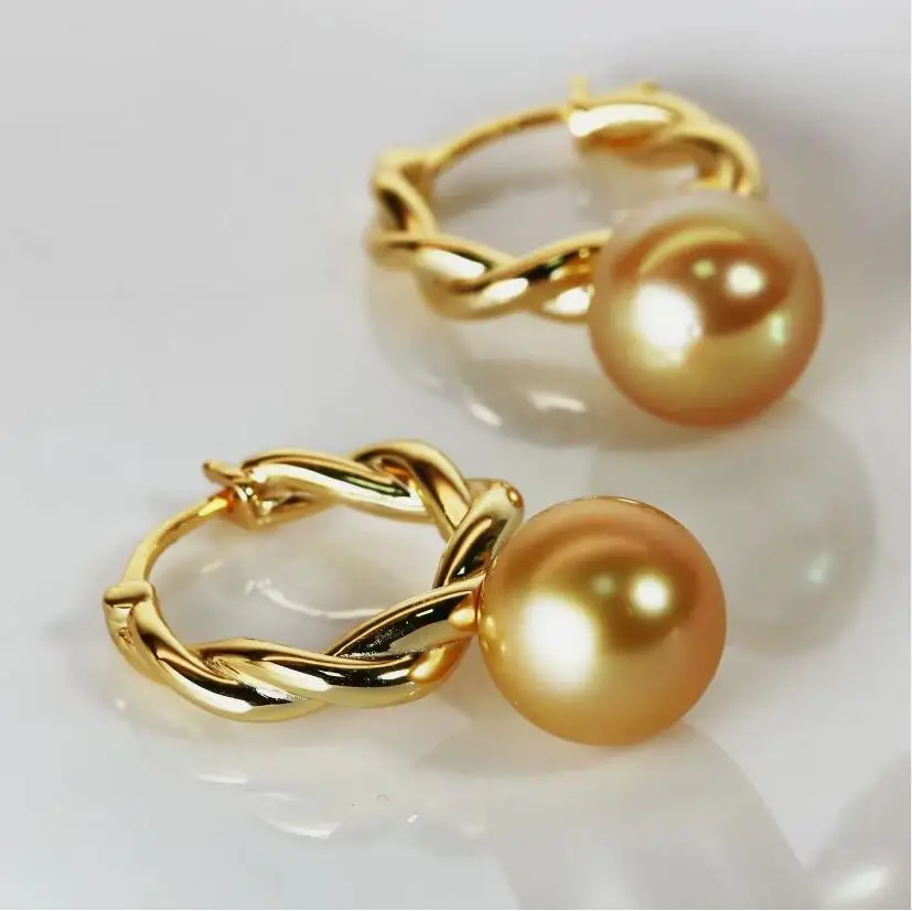 

Великолепная пара круглых золотых серег-гвоздиков с жемчугом Южных морей диаметром 9-10 мм и диаметром 10-11 мм, 925-х годов.