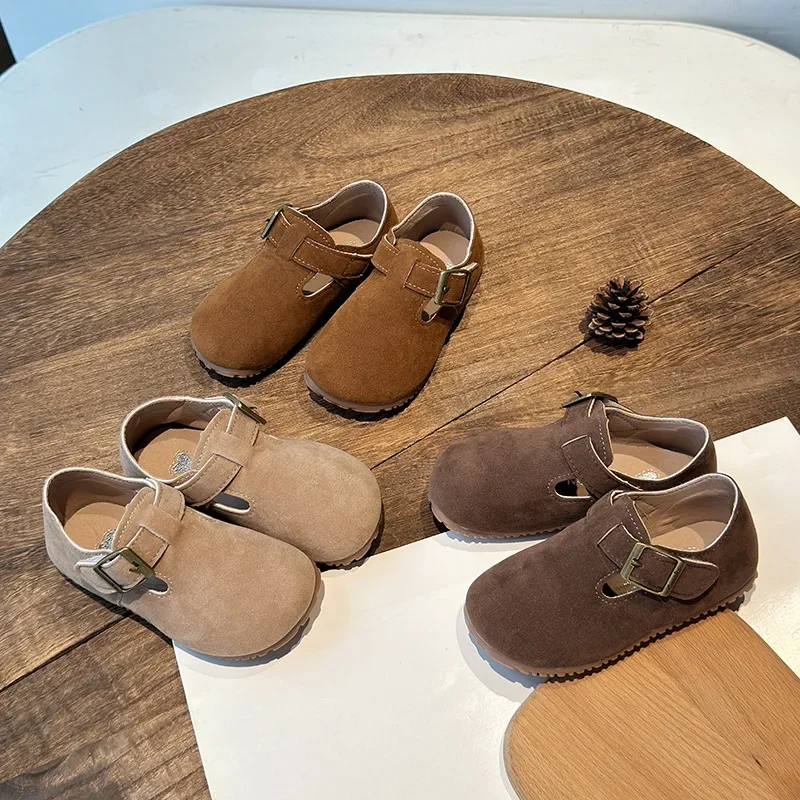 Sepatu anak laki-laki dan perempuan, Moccasins Retro Non-slip manis sol lembut mode baru 2024 sepatu kulit kait & lingkaran elegan