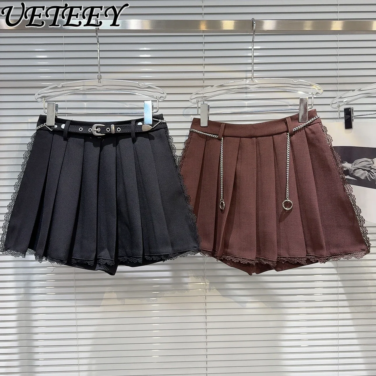

Новинка Осень 2024, декоративная плиссированная юбка с кружевной цепочкой и поясом, женская модная черная короткая юбка в стиле High Street, женские юбки