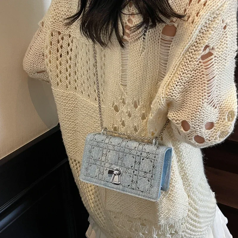 حقيبة يد نسائية كلاسيكية أنيقة وفريدة من نوعها مع شعار حرف عصري وبسيط كاجوال بلون سادة #3