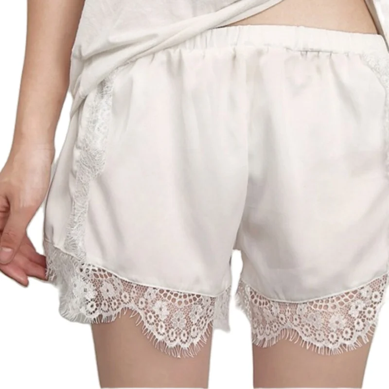 กางเกงขาสั้นสีขาวผ้าซาตินเนื้อนุ่มแต่งลูกไม้สำหรับผู้หญิงเอวยางยืดกางเกงขาสั้นลำลองฤดูร้อนมีกระเป๋าสตรีทแวร์