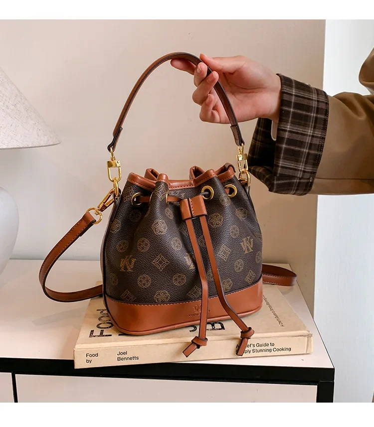 

‌Vintage Chic Leather Bucket Bag for Women 2026 Retro Luxury Designer Handbag Crossbody Shoulder Bag Gift Idea