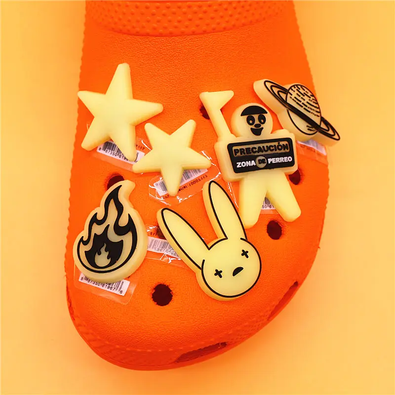 Original 1 Uds. De abalorios luminosos de PVC para zapatos, decoraciones divertidas y brillantes con forma de planeta, estrellas, llama, hebilla de diseñador, regalos para niños