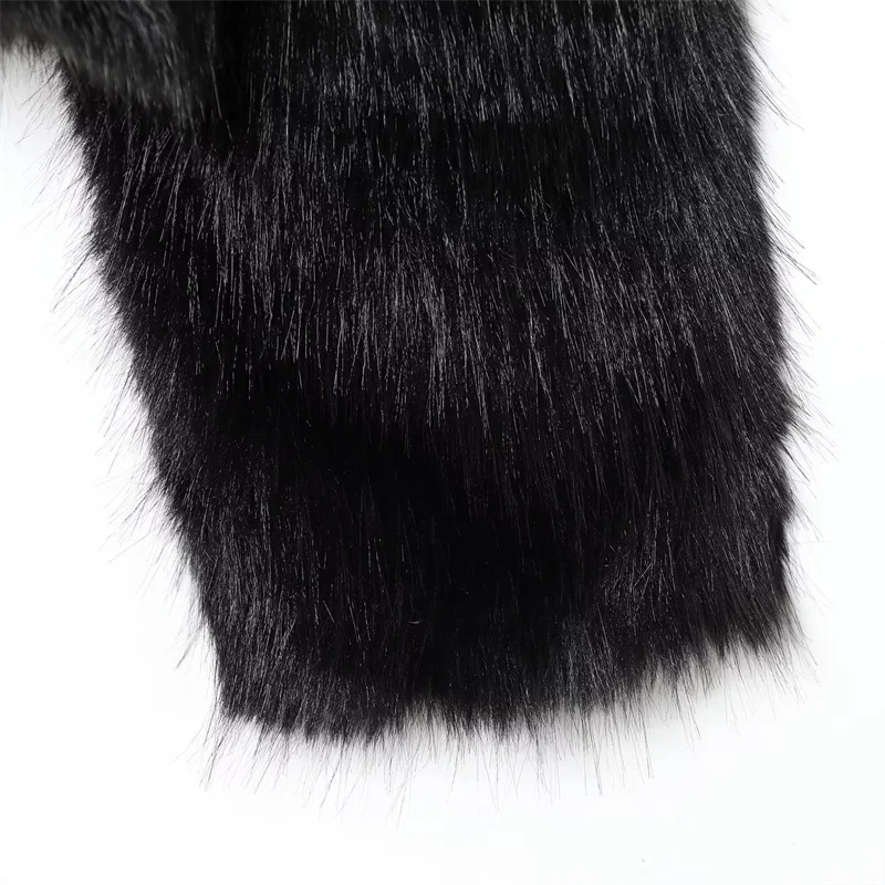 سترة نسائية عصرية ومثيرة بغطاء للرأس من الفرو الصناعي لخريف 2025