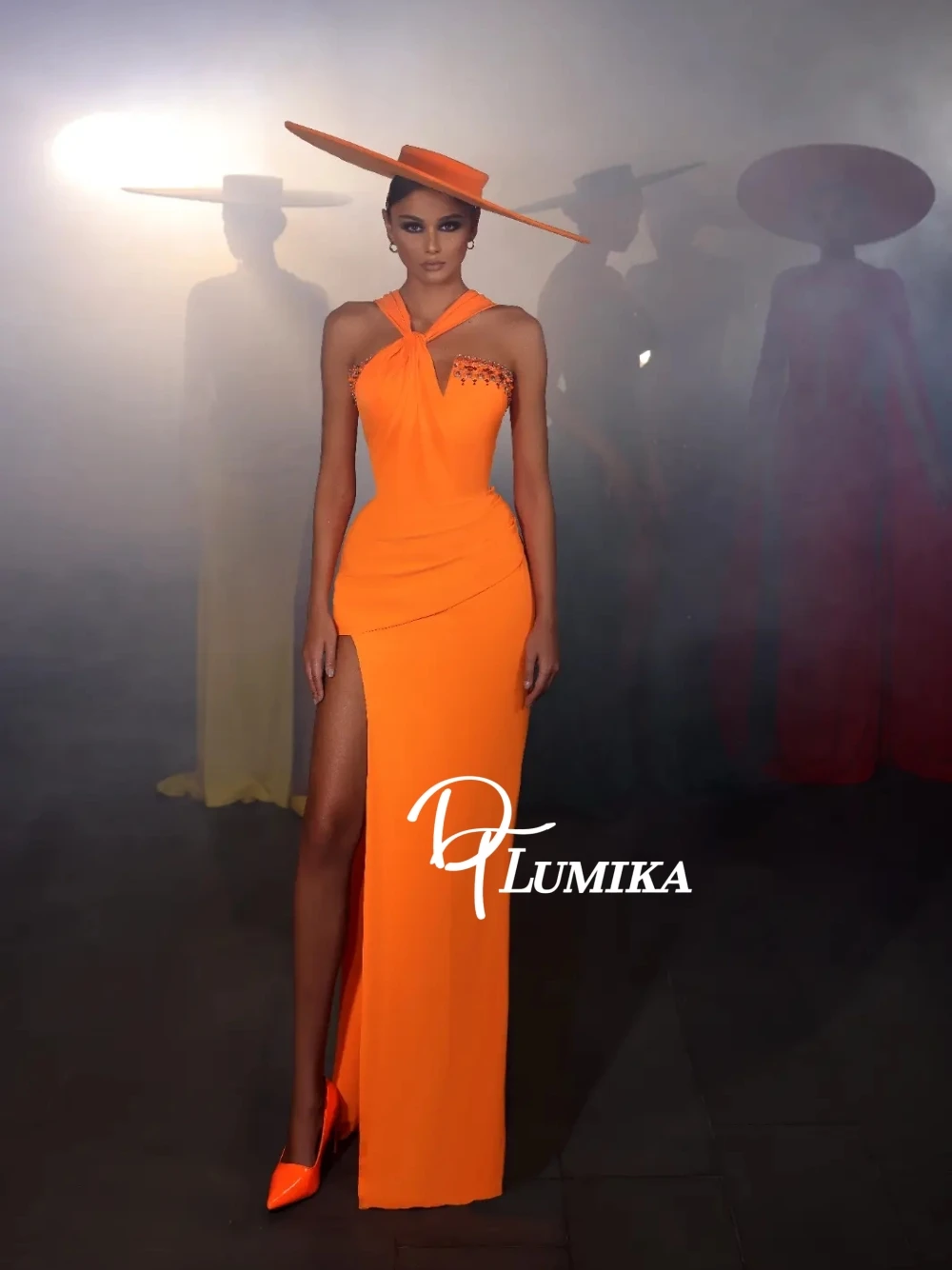 Auffälliges leuchtend orangefarbenes Neckholder-Abendkleid mit hohem Schlitz, elegantes formelles Damen-Abschlussball-Galakleid mit Perlen an der Schulter, Party