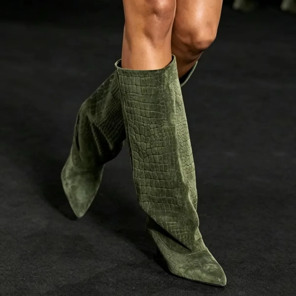 2026 High Quality Crocodile Patterned Knee High Boots with Pointed Stitching and 4Cm Heel Cover. Autumn Sexy Women's Daily Shoes
