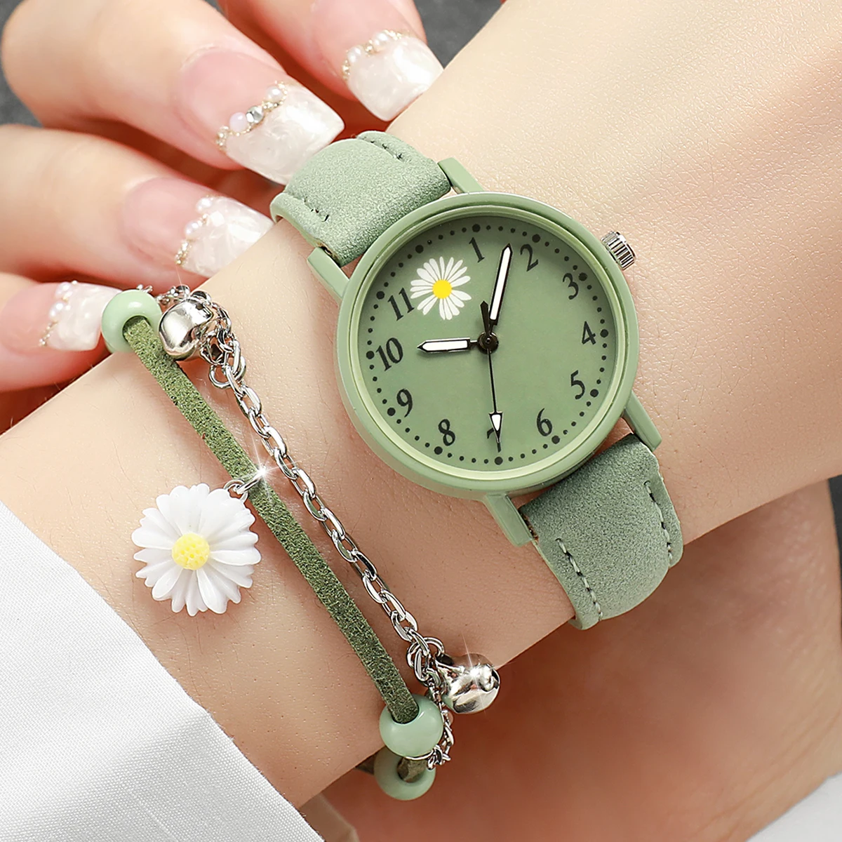 4PCS/Set  Women\'s Watches Fashion Small Flower Dial Quartz Watch Leather Band Wristwatch Bracelets Set（Without Box）