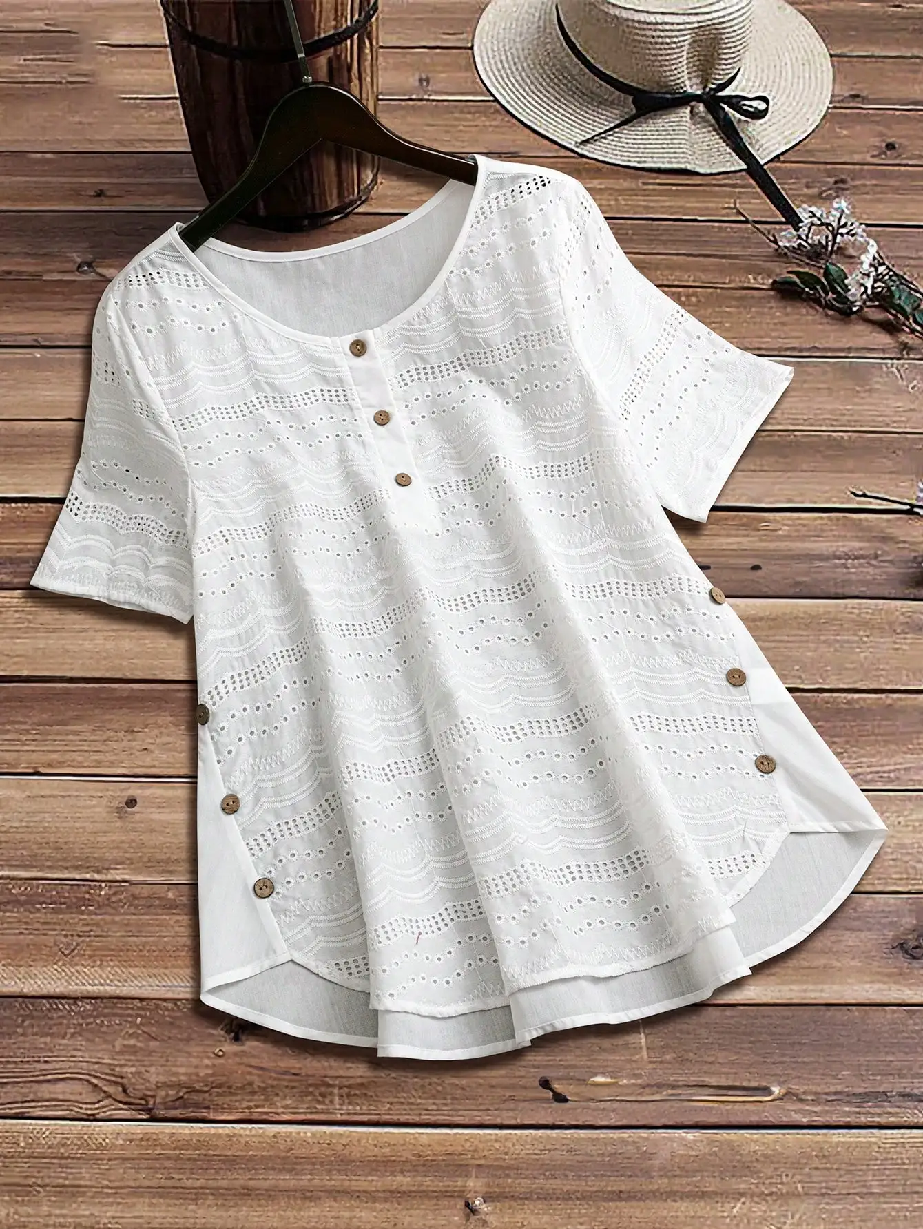 Damen Boho-Chic Weißes Lochstickerei-Oberteil Kurzarm Rundhals Tunika-Hemd Holzknöpfe Lässige Sommerkleidung – Detail 4