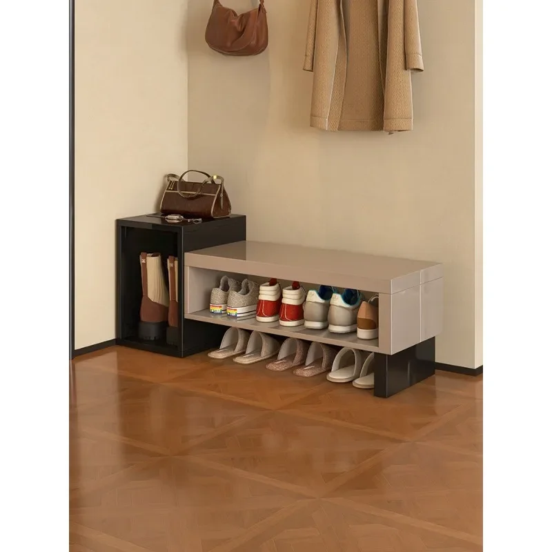 Happy and comfortable way to enter the entrance, shoe changing stool is integrated against the wall, small size can enter the do