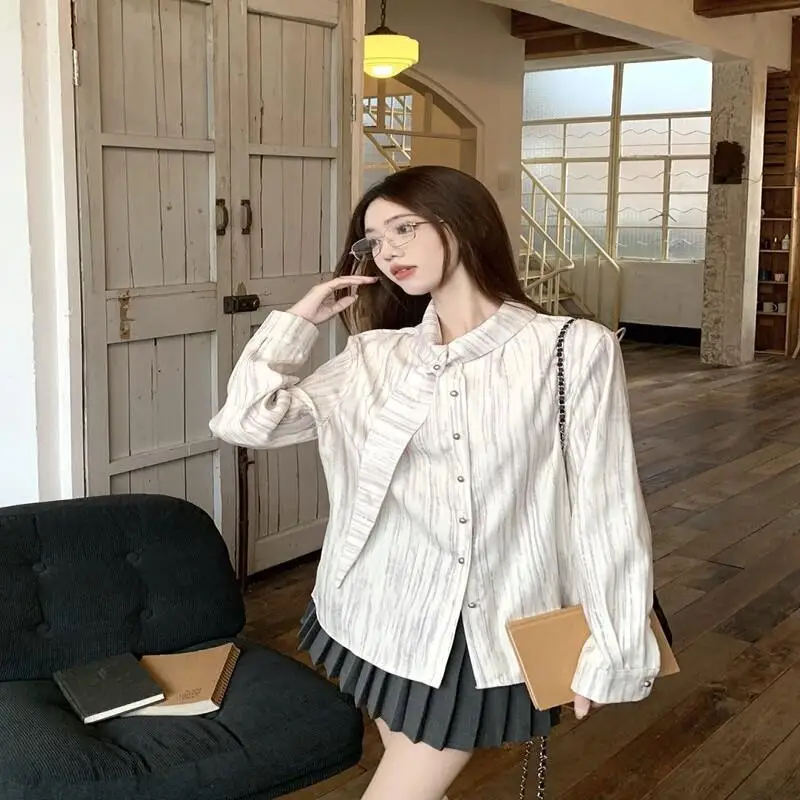 フレッシュでキュート、カジュアルな日常使いに。2025年秋の新作、レトロでクラシックな万能シャツデザイン。フレンチニッチなストライプ柄の長袖シャツトップス。