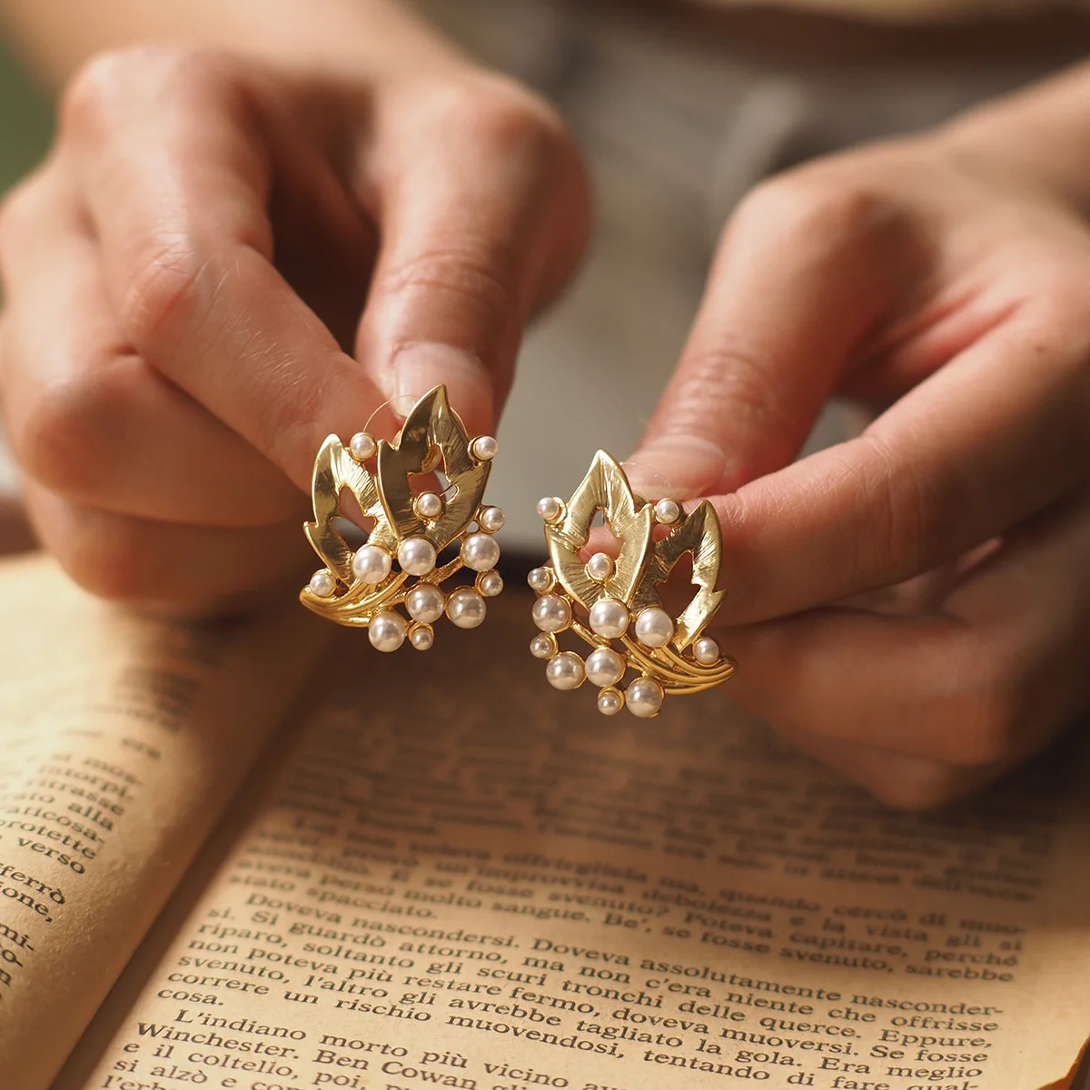 

2025 Western Pine Leaf-Motif Retro Stud Earrings —— Pearl Simulant Gorgeous Niche Chandelier-Style Stud Earrings