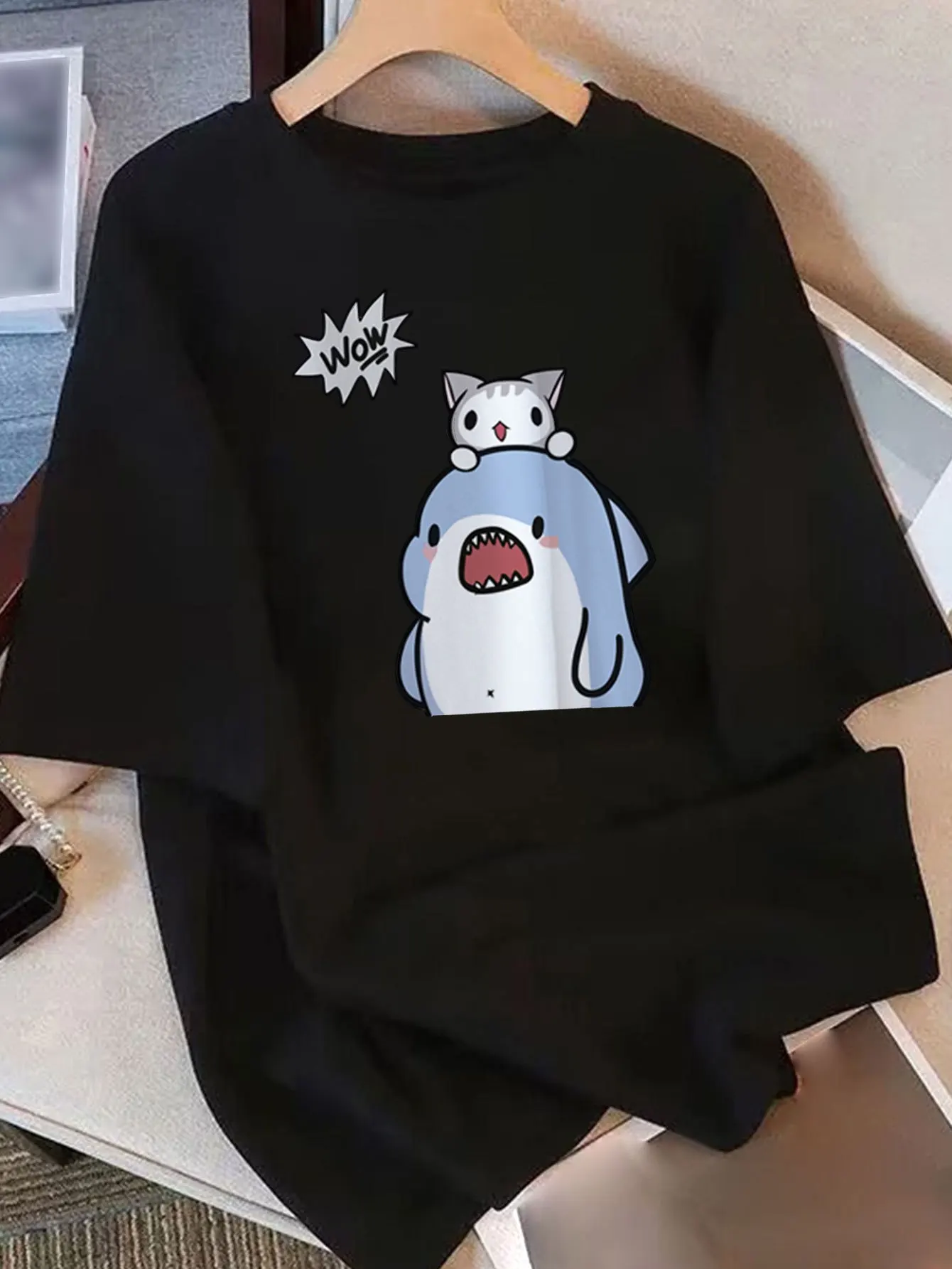 جرافيك على شكل قطة قرش كرتونية لطيفة للنساء مع مرحة "واو!" تي شيرت بأكمام قصيرة ورقبة دائرية قابلة للتنفس وأكمام هاراجوكو كاجوال