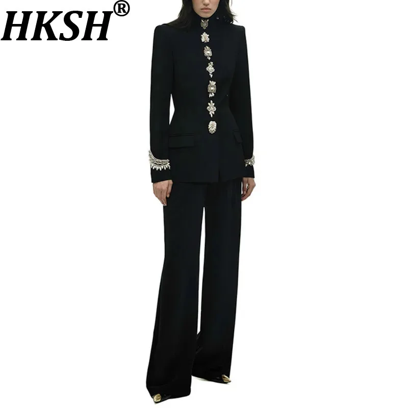 

Женский костюм-двойка HKSH: пиджак с воротником-стойкой, расшитый бисером и стразами, и однотонные брюки. Элегантный комплект для весны и осени HK11545