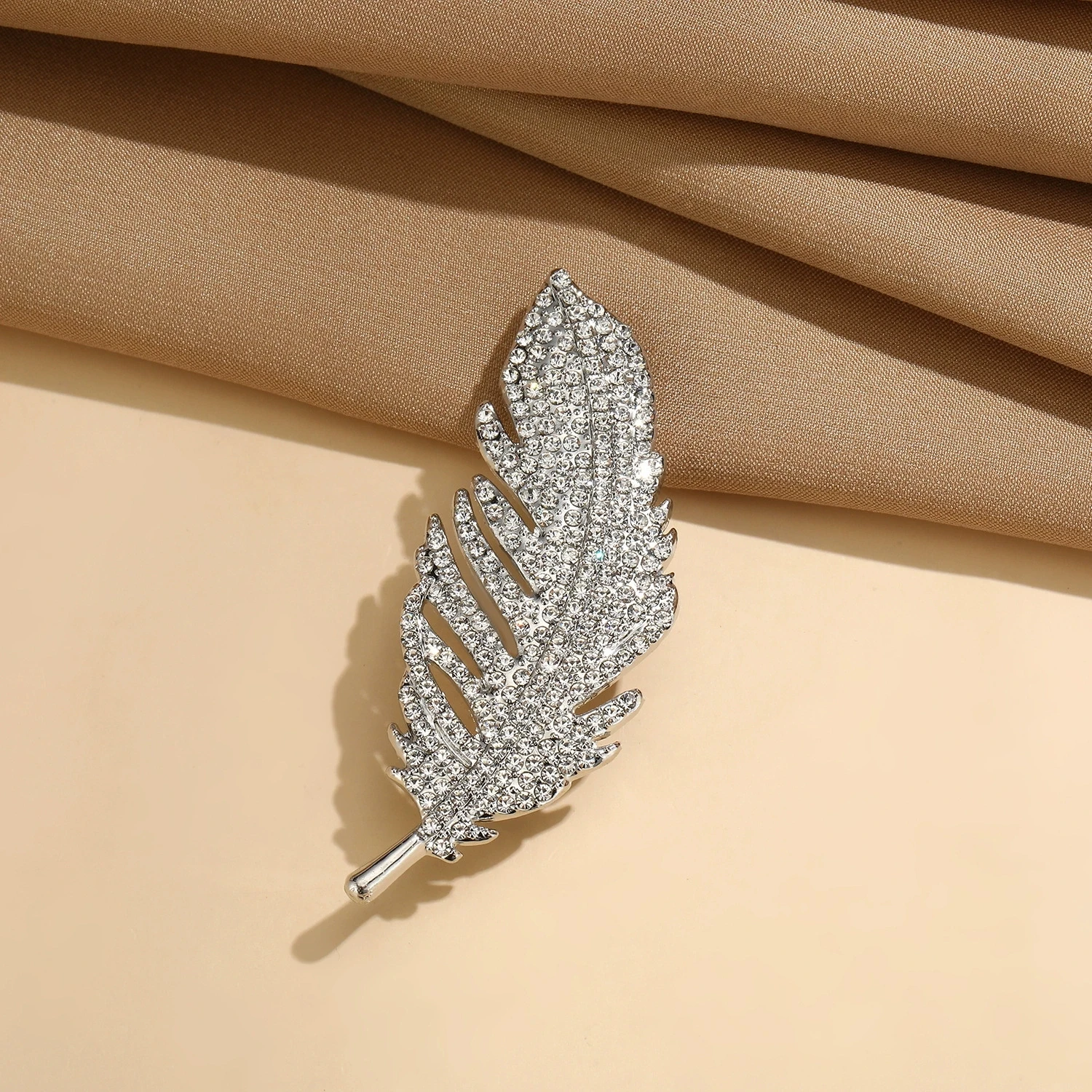 Trendy Feather Brooch Pins for Women Girls Crystal Rhinestones Brooches Golden Silver Color Gift Jewelry Exquisite Accessories