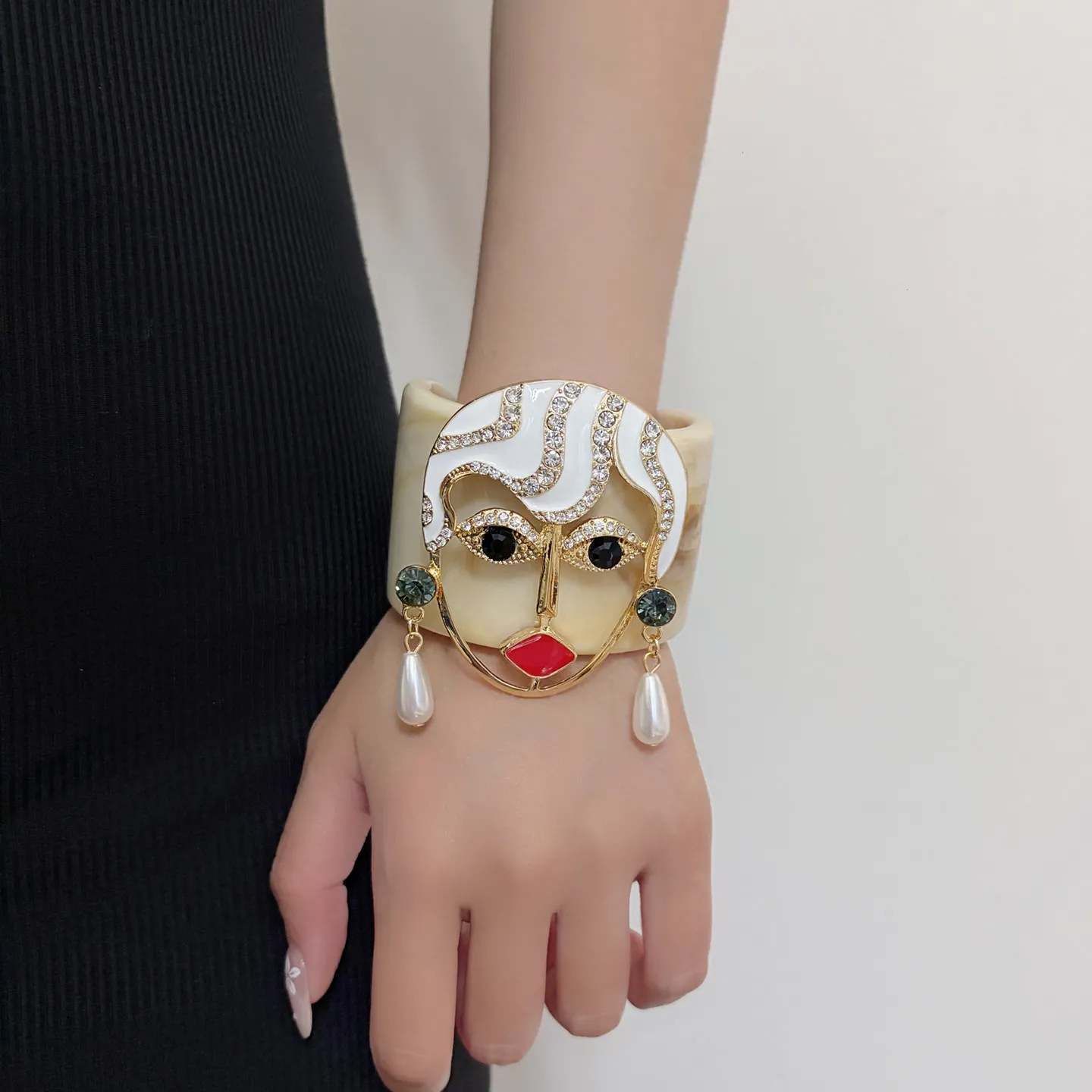 Vintage Bold Human Face Sculpture Pearl Wide Cuff Bangle Oversized Open Adjustable Bracelet Ladies Avant-garde Daily Banquet Han