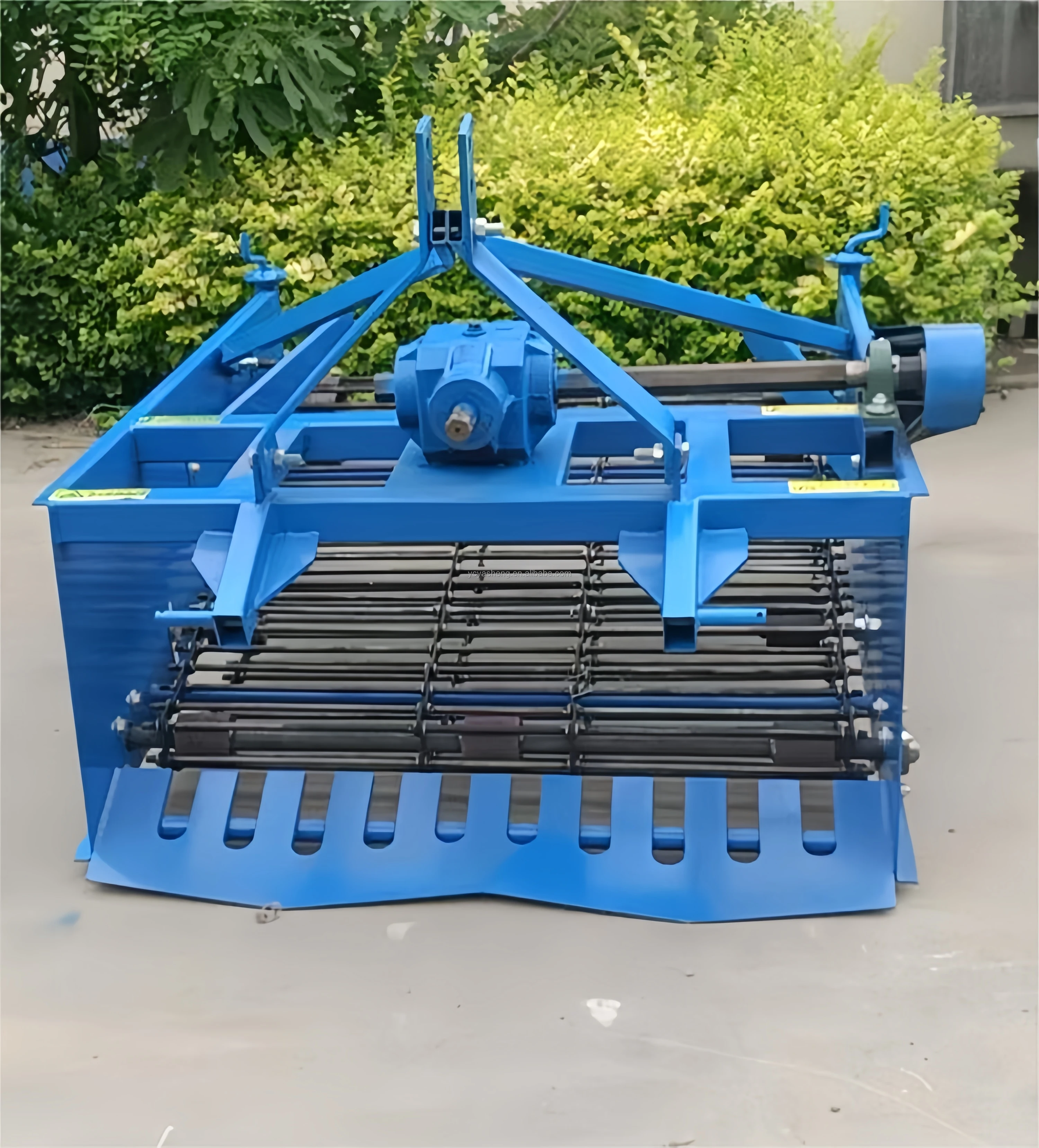 Mini Tractor 3-Point Hitch Gear Drive High Productivity Potato Carrot Garlic Onion Harvester Machine