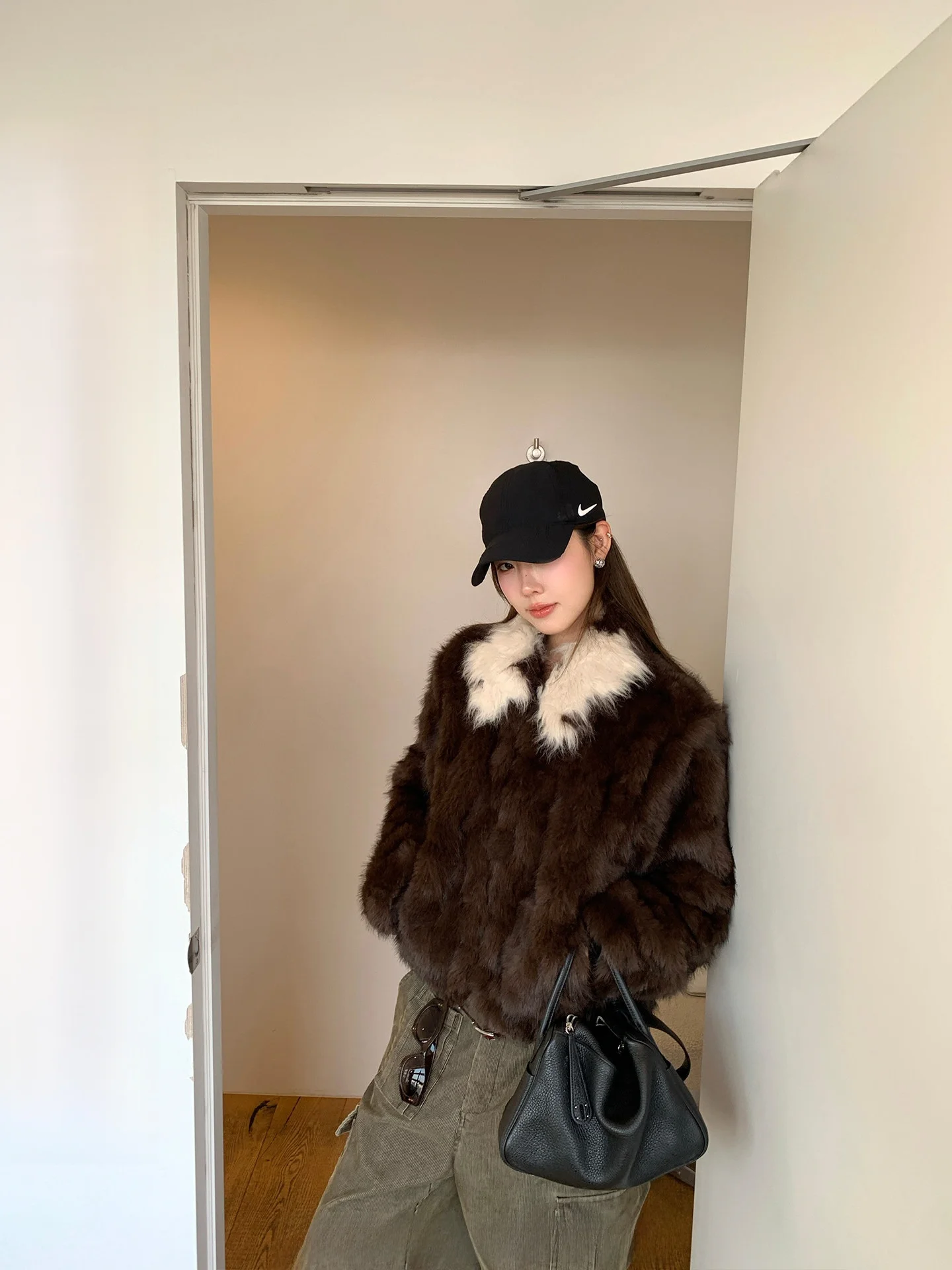 

Эксклюзивная куртка Ranwear цвета карамельного молочного кофе, теплая, экологичная, из искусственного меха, с длинным рукавом, свободного кроя, с воротником.