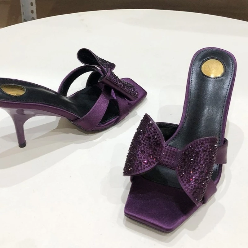 

Роскошные дизайнерские босоножки на каблуке со стразами и бантом, женские летние шлепанцы на высоком каблуке с квадратным носком и открытым носком, модные модельные туфли для банкета