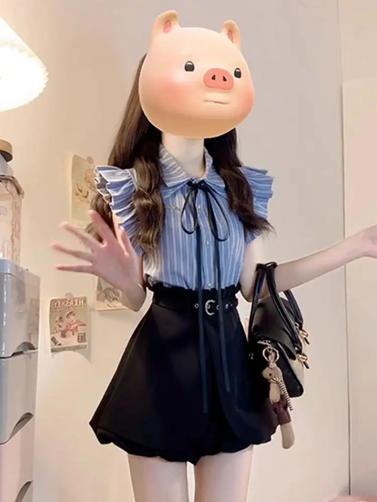 

Летний модный комплект для женщин: красивая синяя рубашка в полоску и шорты с высокой талией, с воротником и застежкой на пуговицы, с коротким рукавом.