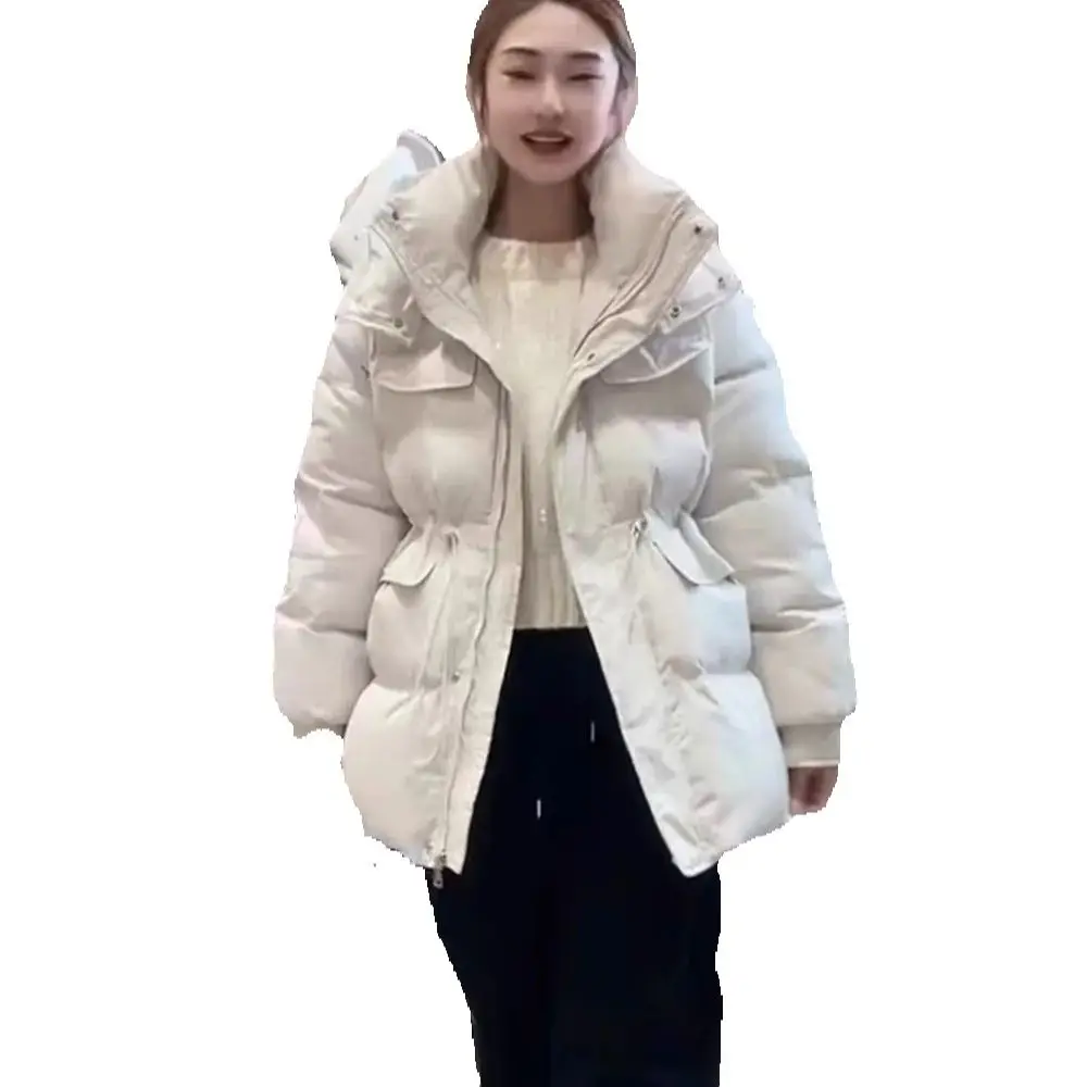 Klein En Stijlvol Ontwerp Met Een Tailleband, Maillard Draagt Een Los En Modieus Donsjack Met Capuchon Voor Dames In De Winter