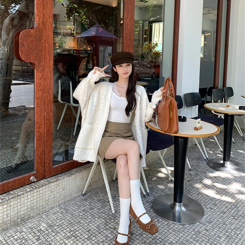 เสื้อโค้ทไหมพรมถักคุณภาพสูงสำหรับผู้หญิง ไม่เป็นขุย สำหรับต้นฤดูใบไม้ร่วง แขนยาว คอวี ความยาวปกติ เสื้อคลุมด้านนอก โดยตงกวน ต้าเหลียง