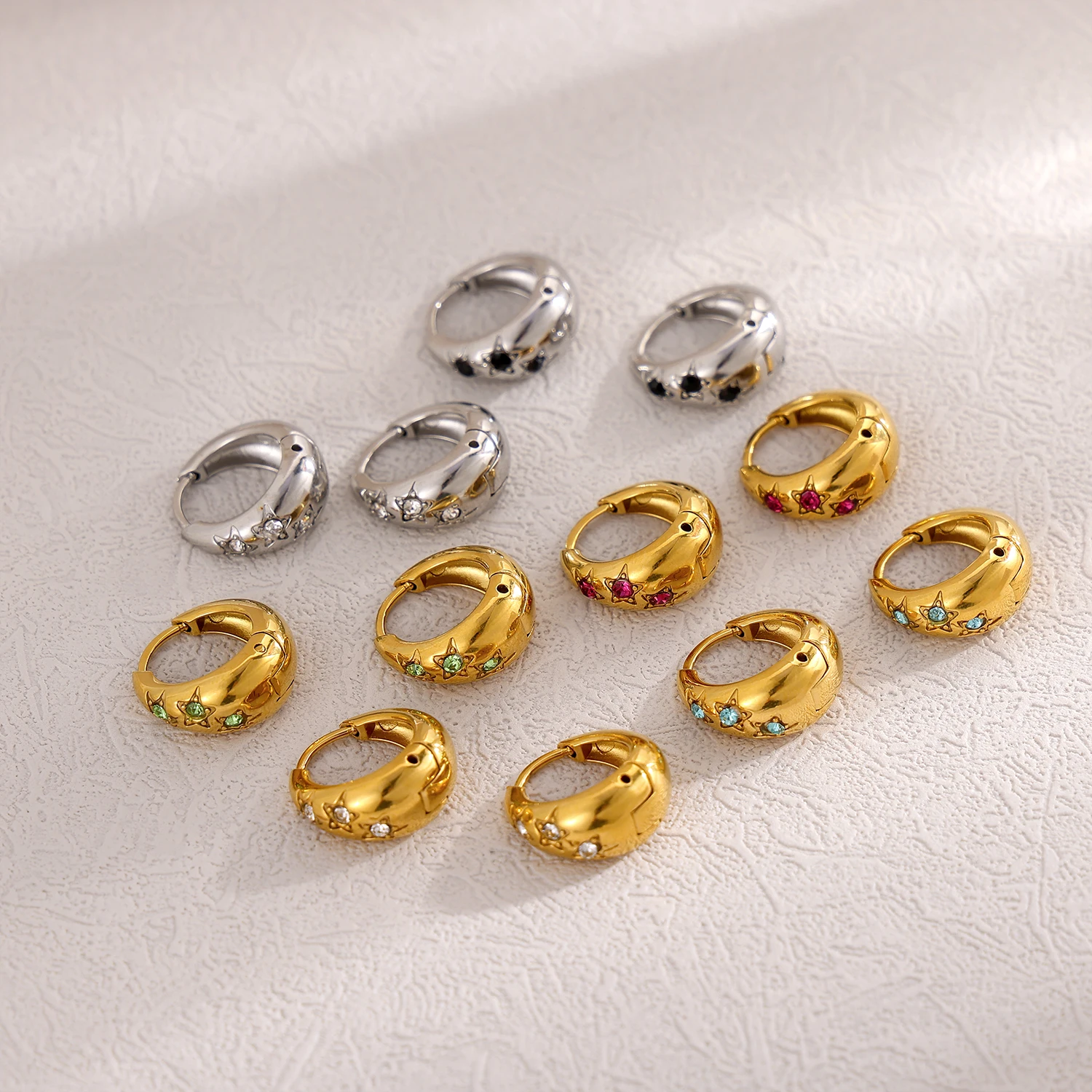 CARLIDANA تصميم ريترو بسيط عالي الجودة من الفولاذ المقاوم للصدأ مطلي بالذهب الأطواق Huggie أقراط متعددة الزركونيا للنساء #2